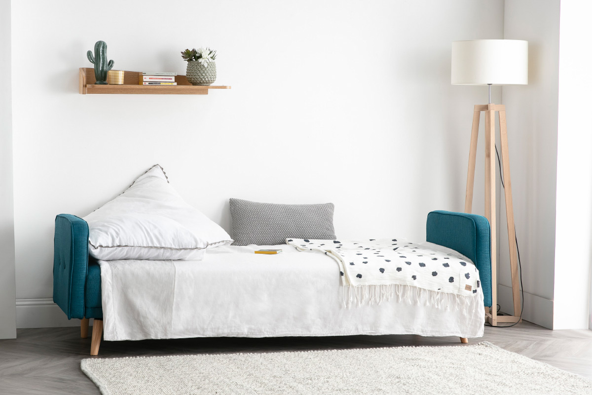 Canap convertible scandinave 3 places en tissu bleu et bois clair ULLA