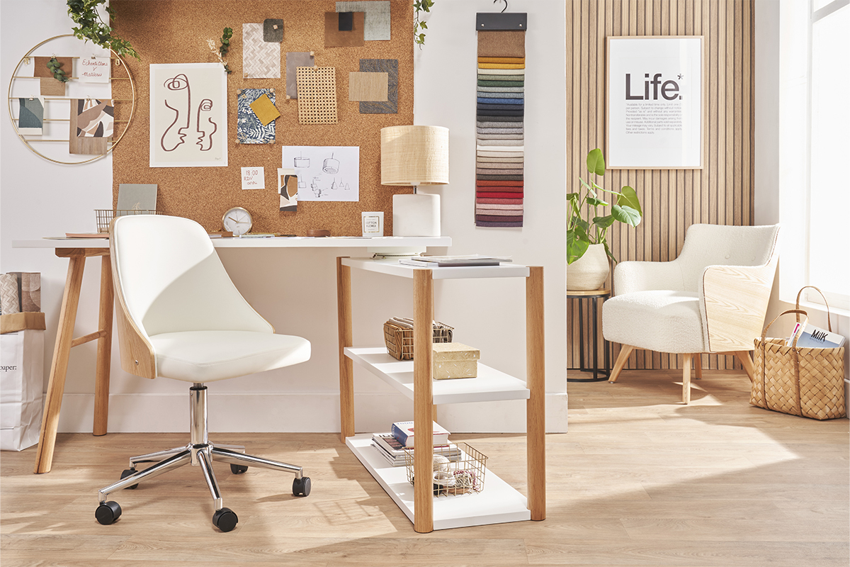 Chaise de bureau  roulettes design blanc, bois clair et acier chrom QUINO