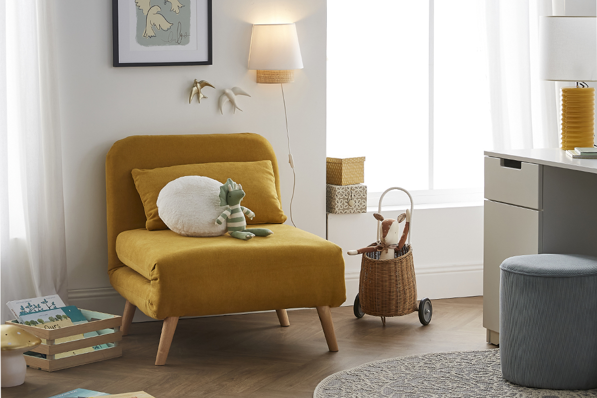 Fauteuil convertible scandinave en tissu effet velours jaune moutarde et bois clair AMIKO