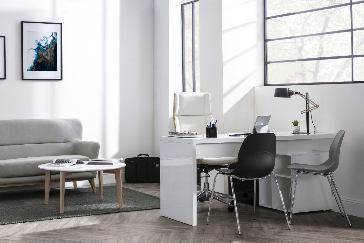 Fauteuil de bureau de direction design en tissu gris clair, bois clair et acier chrom CURVED