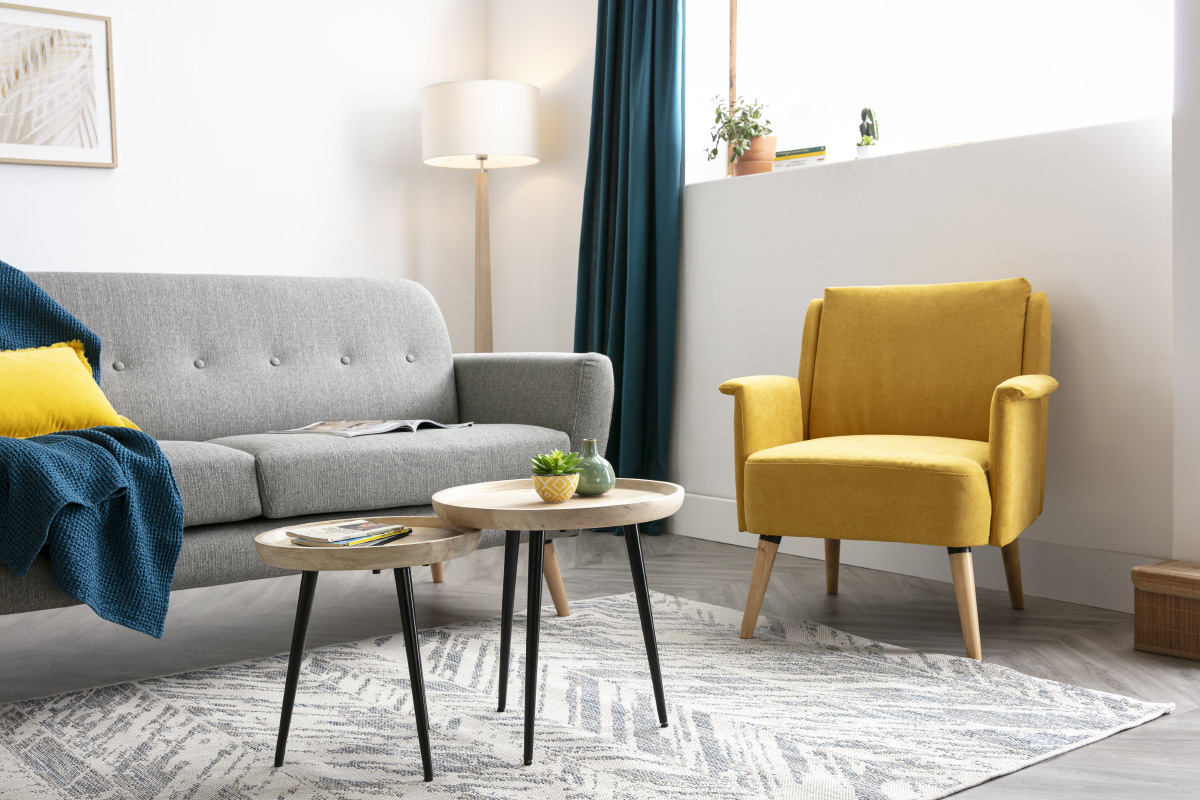 Fauteuil scandinave en tissu effet velours jaune moutarde et bois clair AEOLA