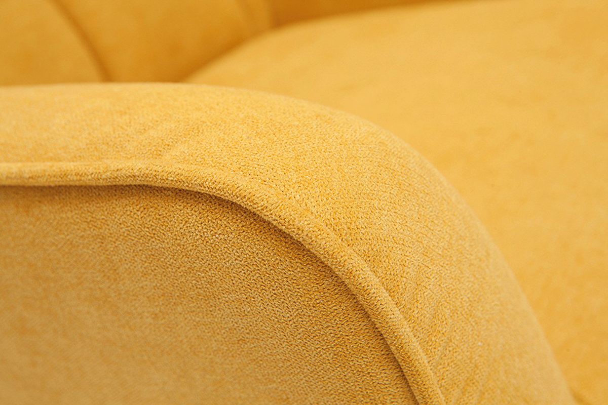 Fauteuil scandinave en tissu effet velours jaune moutarde et bois clair AVERY