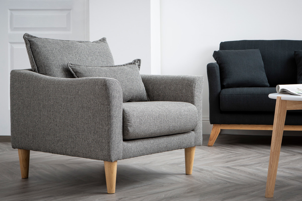 Fauteuil scandinave en tissu gris et bois clair KATE