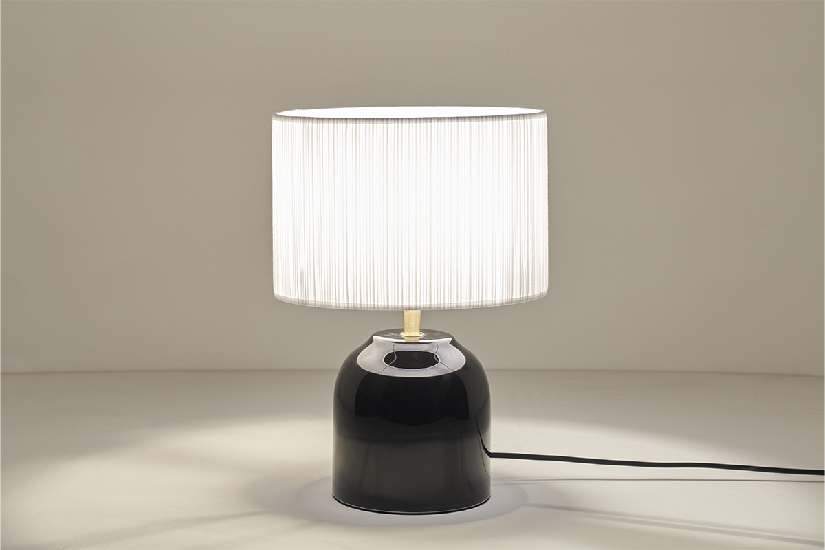 Lampe  poser noire en cramique brillante et abat-jour en tissu pliss blanc H35 cm PIEGA