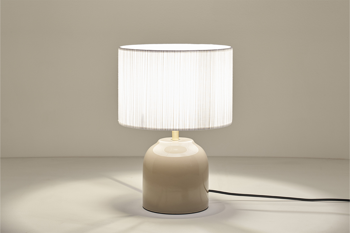 Lampe  poser taupe en cramique brillante et abat-jour en tissu pliss blanc H35 cm PIEGA