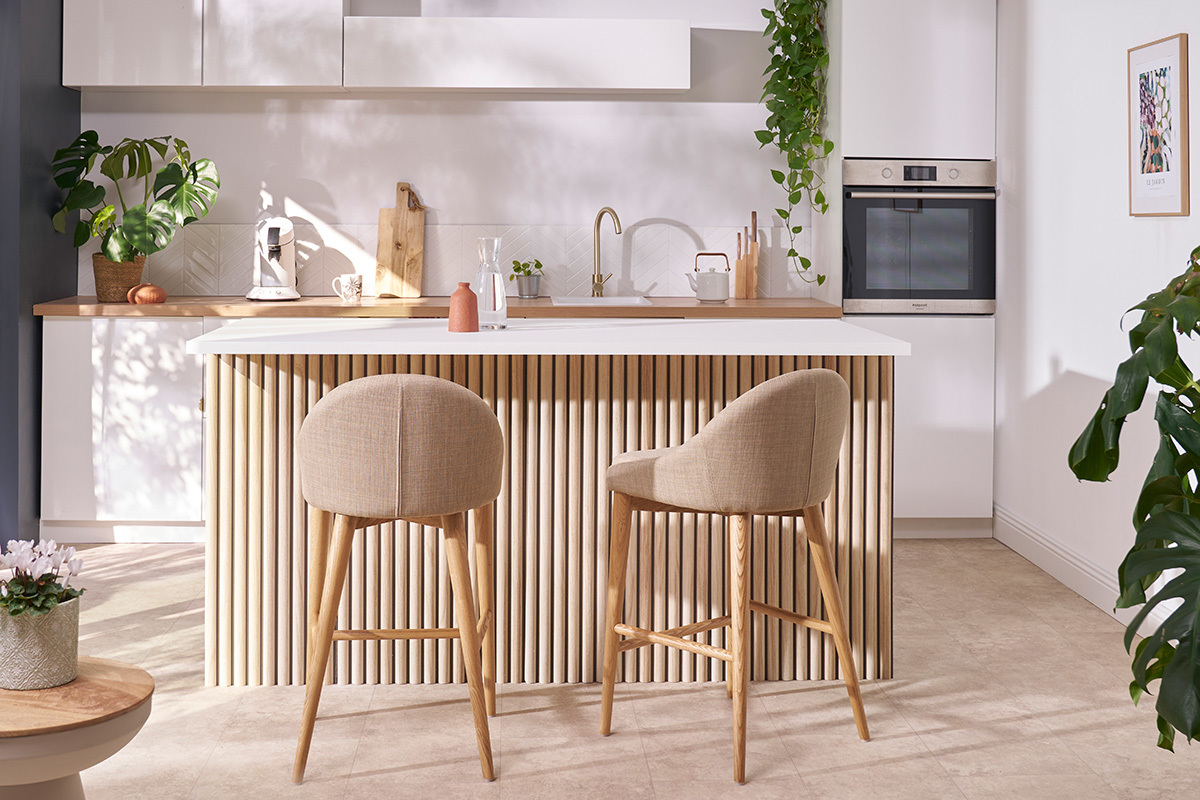 Tabourets de bar scandinaves en tissu beige et frne massif H66 cm (lot de 2) DALIA